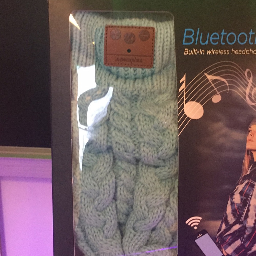 Bluetooth Beanie - Picture 3 of 3